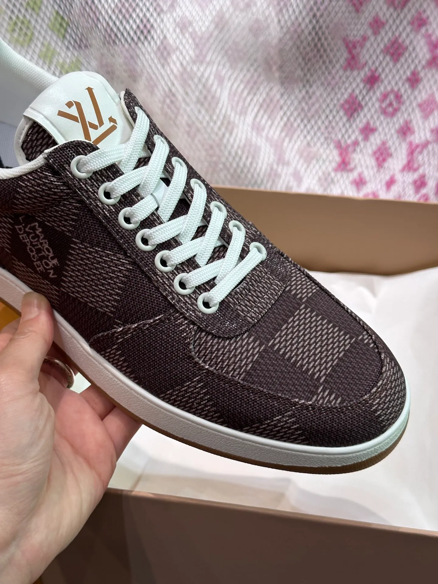 Men's Men's Shoes 💰p420 "*OUIS *UITTO*" Rivoli men's low-top casual sneakers, the classic checkerboard pattern will never go out of style. This Rivoli environmentally friendly sneaker is made of 90% sustainable materials. It is recycled polyester fiber with the iconic Damier jacquard, and the outsole is shaped with recycled polyurethane. An upcycled LV logo perches on the tongue, while Louis Vuitton logos appear on the sides and rear. Comfortable and durable, versatile style, can be worn in all seasons, simple and fashionable item! Size: 38-44 (45 customized)